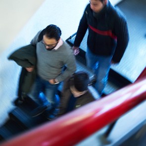 Flüchtlinge gehen eine Treppe runter