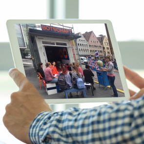 Menschen unterschiedlicher Herkunft diskutieren