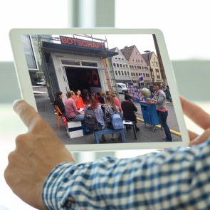 Menschen unterschiedlicher Herkunft diskutieren