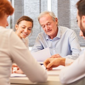 (© © Robert Kneschke - stock.adobe.com) 4 Personen unterhalten sich