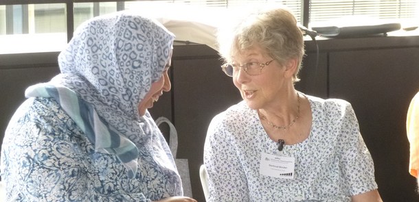 Zwei Frauen im Gespräch